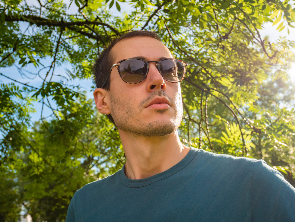 A man wearing a pair of Transitions® XTRActive® Polarised™ lenses outside