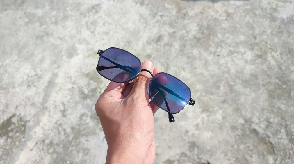 Picture of a reactolite lens during the day under the hot sun held by hand