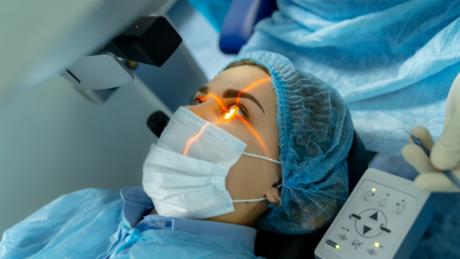 women getting her eyes scanned