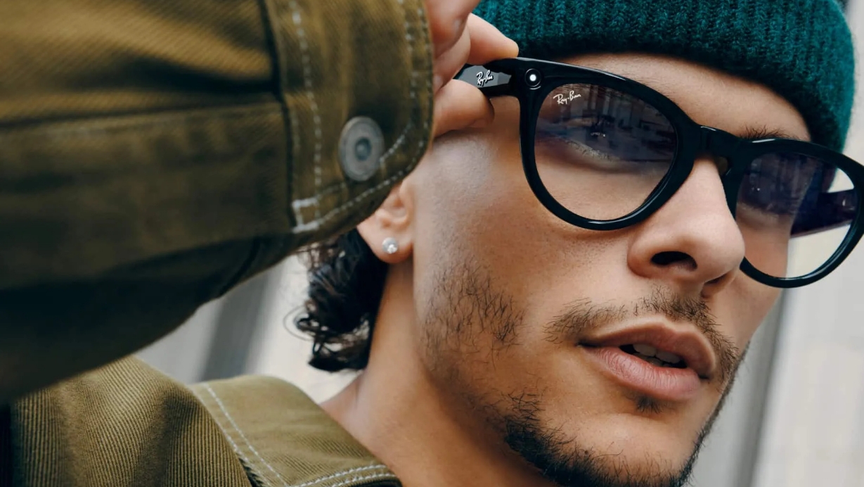 ray-ban-stock-beanie A person wearing a glasses with Transitions® lenses