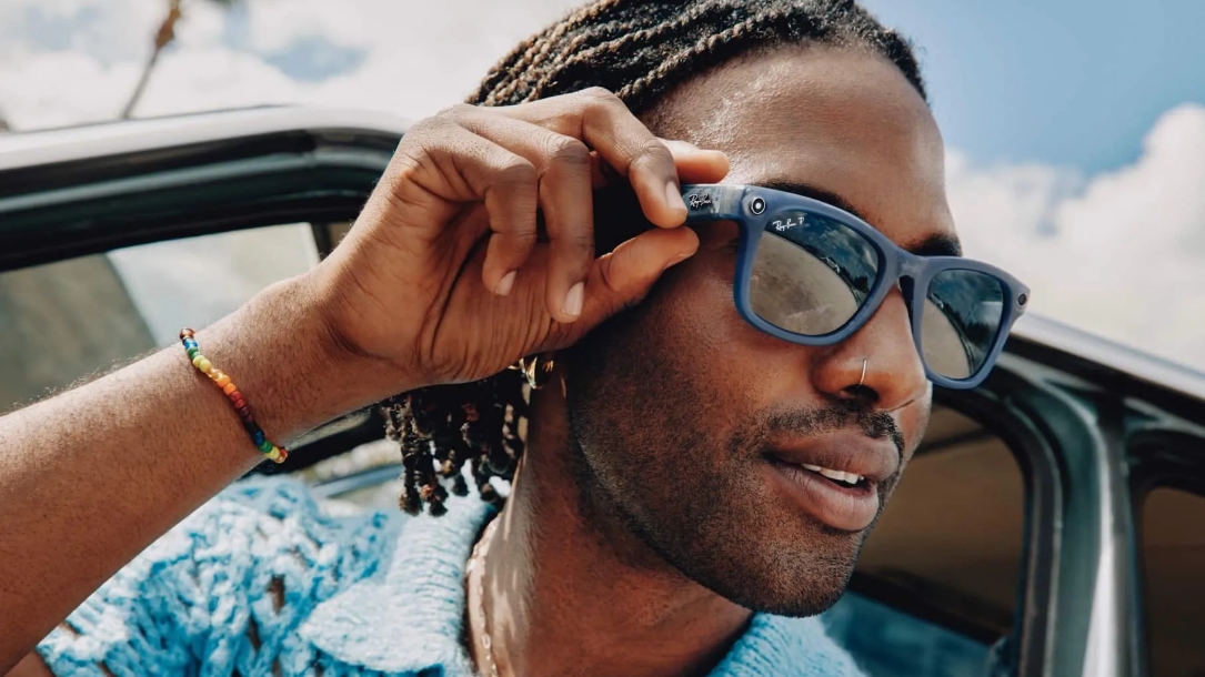 rbr-stock-bg A person wearing a glasses with Transitions® lenses
