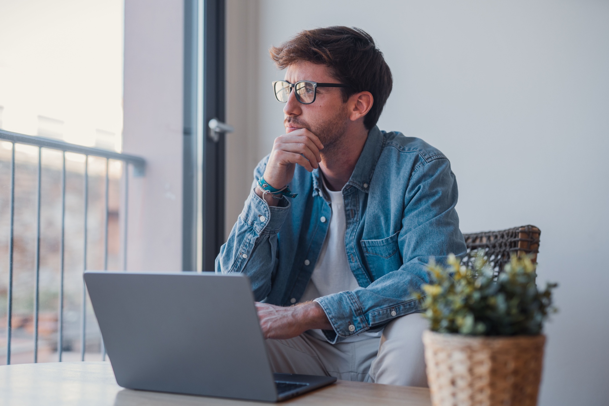 An image highlighting the difference between wearing clear lenses and tinted lenses in bright, sunny conditions. You can see how the person with clear lenses is visibly squinting against the harsh glare, while the person with tinted lenses seems more relaxed and at ease