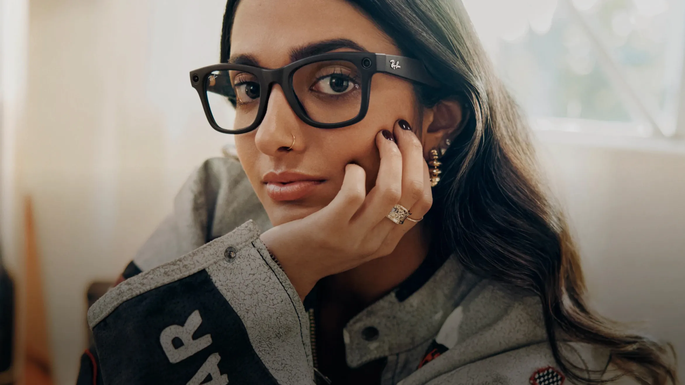 lensology_ray-ban-meta A person wearing a glasses with Transitions® lenses